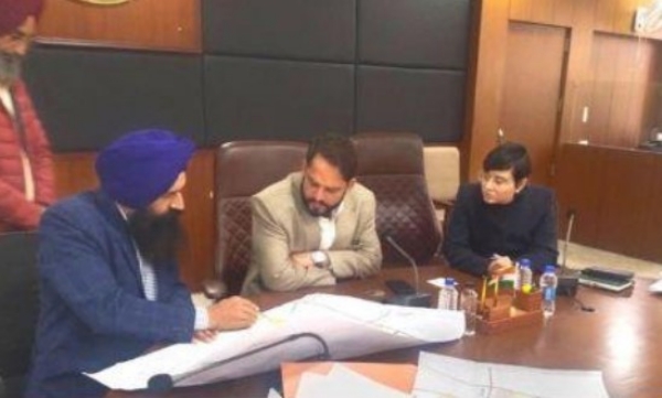 ਡਿਪਟੀ ਕਮਿਸ਼ਨਰ ਰਾਜ਼ੇਸ ਧੀਮਾਨ ਅਧਿਕਾਰੀਆ ਨਾਲ ਮੀਟਿੰਗ ਦੌਰਾਨ।