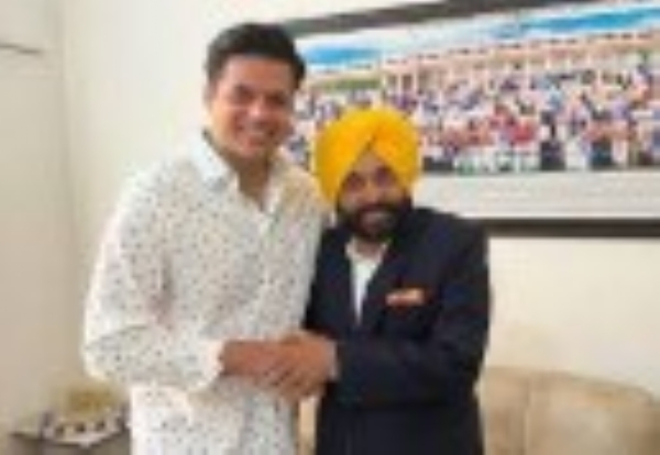 ਗੁਲਜ਼ਾਰ ਇੰਦਰ ਸਿੰਘ ਚਾਹਲ ਮੁੱਖ ਮੰਤਰੀ ਪੰਜਾਬ ਨਾਲ ਇਕ ਤਸਵੀਰ ਦੌਰਾਨ।