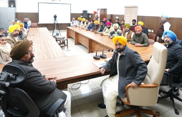 ਭਗਵੰਤ ਮਾਨ ਧੂਰੀ ਵਿਧਾਨ ਸਭਾ ਹਲਕੇ ਵਿੱਚ ਵਿਕਾਸ ਕਾਰਜਾਂ ਦੀ ਸਮੀਖਿਆ ਕਰਦੇ ਹੋਏ.