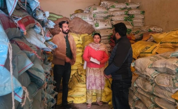 ਮੋਗਾ ਵਿਖੇ ਯੂਰੀਆ ਖਾਦ ਦੀ ਕਾਲਾਬਜ਼ਾਰੀ ਰੋਕਣ ਲਈ ਖ਼ੇਤੀਬਾੜੀ ਵਿਭਾਗ ਦੀ ਟੀਮ ਚੈਕਿੰਗ ਕਰਦੀ ਹੋਈ।