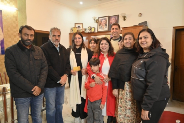 ਵੇਟਲਿਫਟਰ ਅਨੰਨਿਆ ਨੂੰ  ਸਨਮਾਨਿਤ ਕਰਦੇ ਹੋਏ ਸਾਬਕਾ ਵਿਧਾਇਕ ਐਨ ਕੇ ਸ਼ਰਮਾ