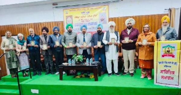 ਗਿਆਨਦੀਪ ਮੰਚ ‘ਕੱਚੀਆਂ ਗੜ੍ਹੀਆਂ ਪੱਕੀਆਂ ਨੀਹਾਂ’ ਪੁਸਤਕ ਦਾ ਲੋਕ ਅਰਪਣ ਕਰਦਾ ਹੋਇਆ।