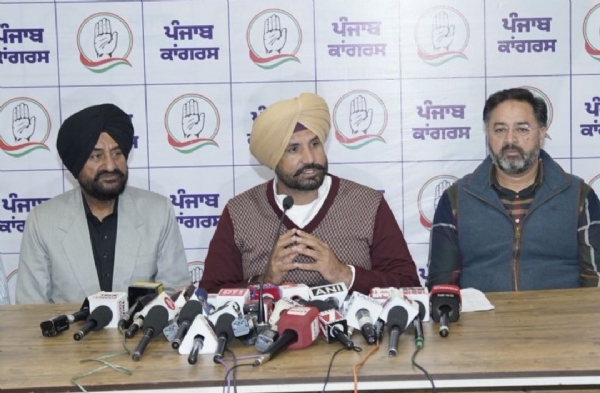 ਅਮਰਿੰਦਰ ਸਿੰਘ ਰਾਜਾ ਵੜਿੰਗ ਪੱਤਰਕਾਰਾਂ ਨਾਲ ਗੱਲਬਾਤ ਦੌਰਾਨ.