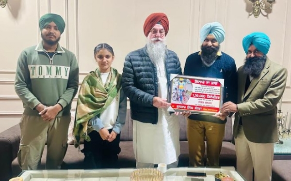 ਸਾਈਕਲਿੰਗ ਜ਼ਰੀਏ 1,50,000 ਕਿਲੋਮੀਟਰ ਸਫ਼ਰ ਪੂਰਾ ਕਰਨ ਤੇ ਸਪੀਕਰ ਕੁਲਤਾਰ ਸੰਧਵਾ ਗੁਰਪ੍ਰੀਤ ਸਿੰਘ ਕਮੋਂ ਨੂੰ ਵਧਾਈ ਦੇਣ ਮੌਕੇ।