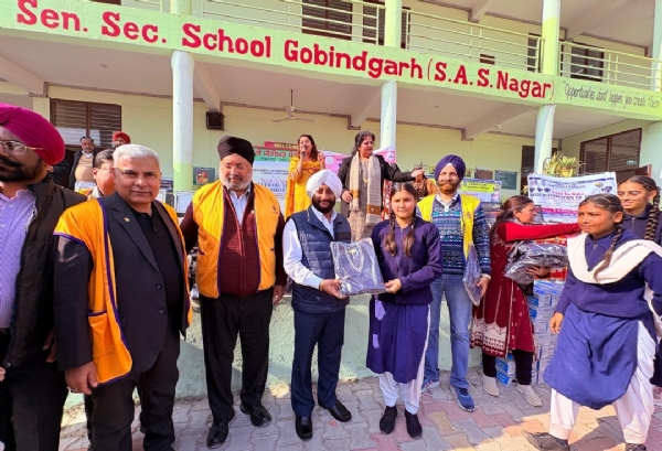 ਵਿਧਾਇਕ ਕੁਲਵੰਤ ਸਿੰਘ -ਗੋਬਿੰਦਗੜ੍ਹ ਵਿਖੇ ਲੋਇਨਜ਼ ਕਲੱਬ ਪੰਚਕੁਲਾ ਪ੍ਰੀਮੀਅਰ ਦੀ ਤਰਫੋਂ ਵਿਦਿਆਰਥੀਆਂ ਨੂੰ ਗਰਮ ਕੱਪੜੇ ਤਕਸੀਮ ਕੀਤੇ ਜਾਣ ਦੇ ਦੌਰਾਨ।