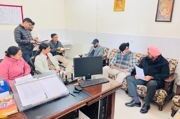 ਵਿਧਾਇਕ ਕੁਲਜੀਤ ਰੰਧਾਵਾ ਸੀ.ਐਚ.ਸੀ. ਢਕੌਲੀ ਵਿਖੇ ਰੋਗੀ ਕਲਿਆਣ ਸਮਿਤੀ ਦੀ ਮੀਟਿੰਗ ਦੌਰਾਨ.