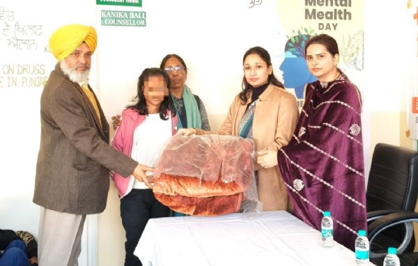 ਜ਼ਿਲ੍ਹਾ ਰੈਡ ਕਰਾਸ ਸੁਸਾਇਟੀ ਨਸ਼ਾ ਛੁਡਾਊ ਕੇਂਦਰ ਦੇ ਮਰੀਜ਼ਾਂ ਨੂੰ ਸਰਦ ਰੁੱਤ ਲਈ ਕੰਬਲ ਵੰਡਣ ਮੌਕੇ.