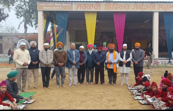ਸਰਕਾਰੀ ਸੀਨੀਅਰ ਸੈਕੰਡਰੀ ਸਕੂਲ ਗੱਜੂਮਾਜਰਾ ਵਿਖੇ ਕਰਵਾਏ ਸੁਖਮਨੀ ਸਾਹਿਬ ਦਾ ਪਾਠ ਉਪਰੰਤ ਲਗਾਏ ਲੰਗਰ ਦਾ ਦ੍ਰਿਸ਼.