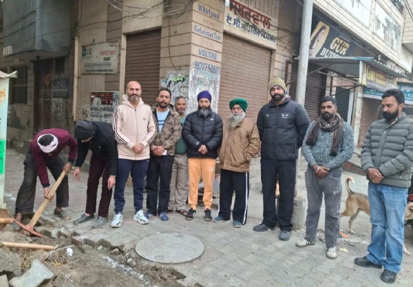 ਵਾਰਡ ਨੰਬਰ 18 ਵਿੱਚ ਵਾਟਰ ਸਪਲਾਈ ਦੀ ਪਾਈਪ ਲਾਈਨ ਦਾ ਕੰਮ ਸ਼ੁਰੂ ਕਰਵਾਏ ਜਾਣ ਦਾ ਦ੍ਰਿਸ਼.