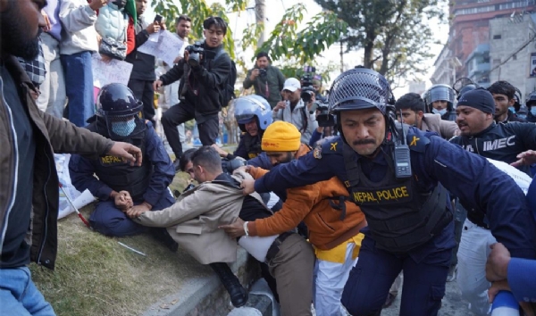 ਕਾਠਮੰਡੂ ਵਿੱਚ ਪੁਲਿਸ ਨੇ ਪ੍ਰਦਰਸ਼ਨਕਾਰੀ ਜ਼ੇਨ ਜੀ ਨੂੰ ਕਾਬੂ ਕਰ ਲਿਆ।