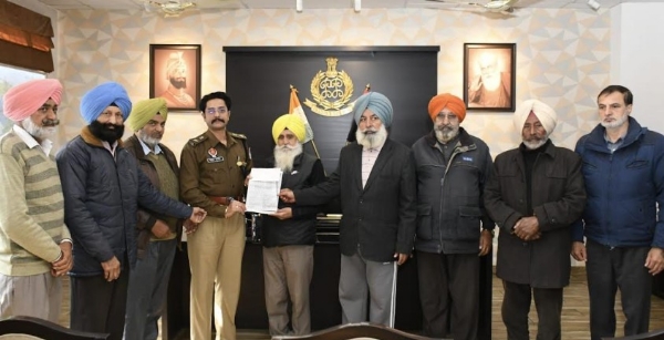 ਪੰਜਾਬ ਪੁਲਿਸ ਪੈਨਸ਼ਨਰਜ਼ ਵੈਲਫੇਅਰ ਐਸੋਸੀਏਸ਼ਨ ਹੜ੍ਹ ਪ੍ਰਭਾਵਿਤ ਲੋਕਾਂ ਲਈ 6. 52 ਲੱਖ ਦੀ ਰਾਸ਼ੀ ਮੁੱਖ ਸਕੱਤਰ ਨੂੰ ਐਸ ਐਸ. ਪੀ. ਪਟਿਆਲਾ ਰਾਹੀਂ ਭੇਜਣ ਮੌਕੇ।