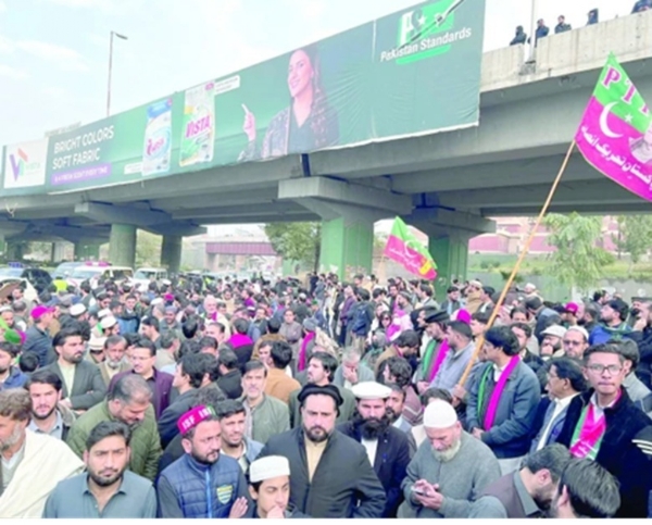 ਪੇਸ਼ਾਵਰ ਵਿੱਚ ਪੀਟੀਆਈ ਲੀਡਰਸ਼ਿਪ ਦੇ ਸੱਦੇ ਵਿਰੋਧ ਪ੍ਰਦਰਸ਼ਨ ਹੋ ਚੁੱਕਾ ਹੈ। ਫੋਟੋ: ਇੰਟਰਨੈੱਟ ਮੀਡੀਆ