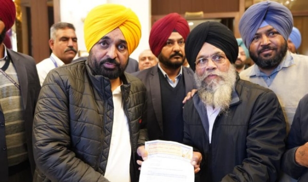 ਮੁੱਖ ਮੰਤਰੀ ਭਗਵੰਤ ਮਾਨ ਹਲਕਾ ਵਾਸੀਆ ਨਾਲ ਗੱਲਬਾਤ ਦੌਰਾਨ।