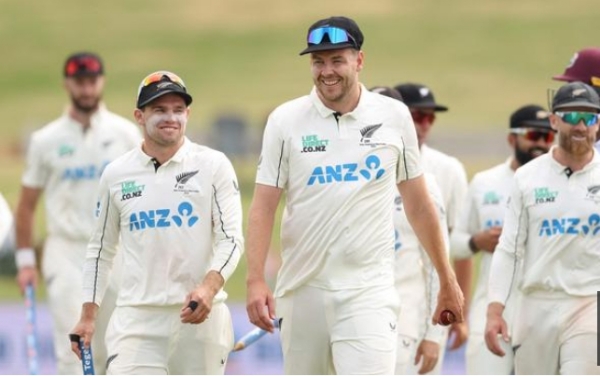 ਜਿੱਤ ਤੋਂ ਬਾਅਦ ਪੈਵੇਲੀਅਨ ਪਰਤਦੀ ਨਿਊਜ਼ੀਲੈਂਡ ਟੀਮ।