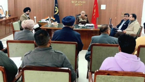 ਡਿਪਟੀ ਕਮਿਸ਼ਨਰ ਮੈਡਮ ਪੂਨਮਦੀਪ ਕੌਰ ਮੁੱਖ ਮੰਤਰੀ ਸਿਹਤ ਬੀਮੇ ਸਬੰਧੀ ਸਰਵੇ ਸਮੇਤ ਹੋਰ ਲੋੜੀਂਦੀਆਂ ਕਾਰਵਾਈਆਂ ਮੁਕੰਮਲ ਕਰਵਾਉਣ ਸਬੰਧੀ ਵੱਖ ਵੱਖ ਅਧਿਕਾਰੀਆਂ ਨਾਲ ਮੀਟਿੰਗ ਦੌਰਾਨ। ਡਿਪਟੀ ਕਮਿਸ਼ਨਰ ਮੈਡਮ ਪੂਨਮਦੀਪ ਕੌਰ ਮੁੱਖ ਮੰਤਰੀ ਸਿਹਤ ਬੀਮੇ ਸਬੰਧੀ ਸਰਵੇ ਸਮੇਤ ਹੋਰ ਲੋੜੀਂਦੀਆਂ ਕਾਰਵਾਈਆਂ ਮੁਕੰਮਲ ਕਰਵਾਉਣ ਸਬੰਧੀ ਵੱਖ ਵੱਖ ਅਧਿਕਾਰੀਆਂ ਨਾਲ ਮੀਟਿੰਗ ਦੌਰਾਨ।