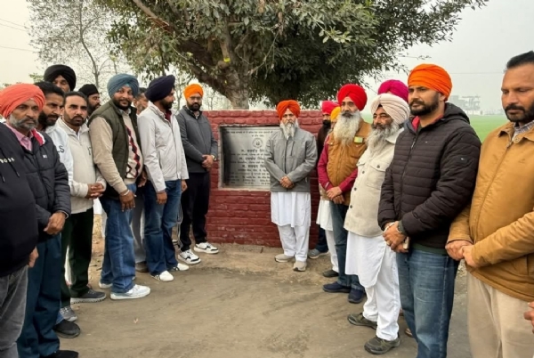 ਵਿਧਾਇਕ ਸਰਵਣ ਸਿੰਘ ਧੁੰਨ ਪਿੰਡ ਬਾਸਰਕੇ ਅਤੇ ਢੱਲ ਵਿਖੇ ਸੰਪਰਕ ਸੜਕਾਂ ਨੂੰ ਅਪਗ੍ਰੇਡੇਸ਼ਨ ਕਰਨ ਦੇ ਨੀਂਹ ਪੱਥਰ ਰੱਖਦੇ ਹੋਏ.