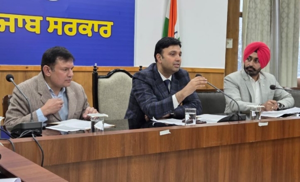 ਵਣਜ ਤੇ ਸਨਅਤ ਮੰਤਰਾਲਾ, ਭਾਰਤ ਸਰਕਾਰ ਦੇ ਡਾਇਰੈਕਟਰ ਸੁਮੀਤ ਜਾਰੰਗਲ ਇੱਕ ਮਹੱਤਵਪੂਰਨ ਸਮੀਖਿਆ ਮੀਟਿੰਗ ਦੌਰਾਨ।