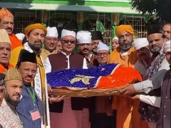 ਚਾਦਰ ਲੈ ਕੇ ਪਹੁੰਚੇ ਕੇਂਦਰੀ ਮੰਤਰੀ