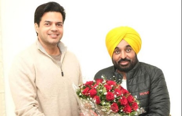 ਪੰਜਾਬ ਆਰਥਿਕ ਨੀਤੀ ਤੇ ਯੋਜਨਾ ਬੋਰਡ ਦੇ ਵਾਈਸ-ਚੇਅਰਪਰਸਨ ਮੁੱਖ ਮੰਤਰੀ ਨਾਲ ਮੁਲਾਕਾਤ ਦੌਰਾਨ।