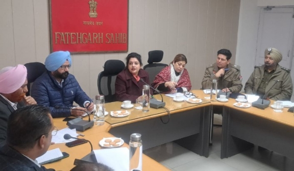 ਡਿਪਟੀ ਕਮਿਸ਼ਨਰ ਡਾ. ਸੋਨਾ ਥਿੰਦ ਸ਼ਹੀਦੀ ਸਭਾ ਦੌਰਾਨ ਸੰਗਤਾਂ ਲਈ ਕੀਤੇ ਜਾ ਰਹੇ ਵਿਆਪਕ ਪ੍ਰਬੰਧਾਂ ਦਾ ਜਾਇਜ਼ਾ ਲੈਂਦੇ ਹੋਏ। ਡਿਪਟੀ ਕਮਿਸ਼ਨਰ ਡਾ. ਸੋਨਾ ਥਿੰਦ ਸ਼ਹੀਦੀ ਸਭਾ ਦੌਰਾਨ ਸੰਗਤਾਂ ਲਈ ਕੀਤੇ ਜਾ ਰਹੇ ਵਿਆਪਕ ਪ੍ਰਬੰਧਾਂ ਦਾ ਜਾਇਜ਼ਾ ਲੈਂਦੇ ਹੋਏ।