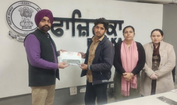 ਹੜਾਂ ਦੌਰਾਨ ਮਾਪਿਆਂ ਨੂੰ ਗਵਾਉਣ ਵਾਲੇ 3 ਬੱਚਿਆਂ ਨੂੰ ਸਨੇਹ ਪੱਤਰਾਂ ਦੀ ਵੰਡ ਕਰਦੇ ਹੋਏ ਐਸ.ਡੀ.ਐਮ.।