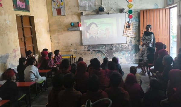 ਬੱਚਿਆਂ ਨਾਲ ਜਿਣਸੀ ਸ਼ੋਸ਼ਣ ਵਿਰੁੱਧ ਜ਼ਿਲ੍ਹੇ ਦੇ ਸਕੂਲ ’ਚ ਜਾਗਰੂਕਤਾ ਲਈ ਫ਼ਿਲਮ ਦਿਖਾਏ ਜਾਣ ਦਾ ਦ੍ਰਿਸ਼,।