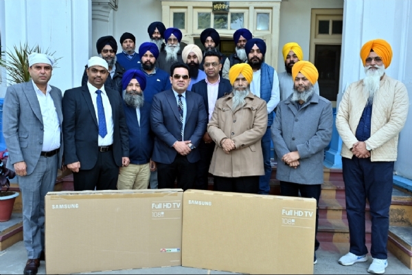 ਸੱਚਖੰਡ ਸ੍ਰੀ ਹਰਿਮੰਦਰ ਸਾਹਿਬ ਵਿਖੇ ਆਰਬੀਐਲ ਬੈਂਕ ਅਧਿਕਾਰੀ 20 ਐਲਈਡੀ ਭੇਟ ਕਰਨ ਮੌਕੇ.