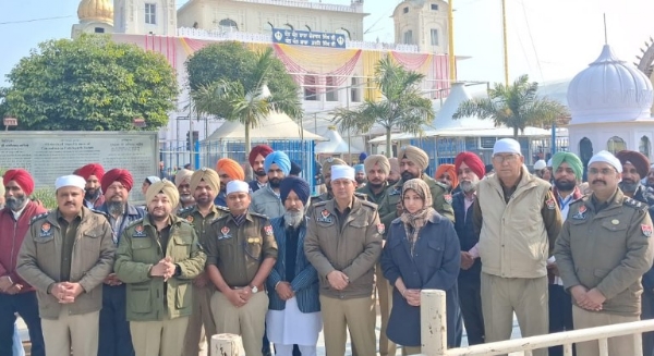 ਐਸ.ਐਸ.ਪੀ ਸ਼ੁਭਮ ਅਗਰਵਾਲ ਸਮੂਹ ਐਸ.ਪੀਜ਼, ਡੀ.ਐਸ.ਪੀਜ਼ ਤੇ ਹੋਰ ਪੁਲਿਸ ਅਧਿਕਾਰੀਆਂ ਨਾਲ ਸ਼ਹੀਦੀ ਸਭਾ ਦੇ ਸੁਰੱਖਿਆ ਪ੍ਰਬੰਧਾਂ ਦਾ ਜਾਇਜ਼ਾ ਲੈਂਦੇ ਹੋਏ।