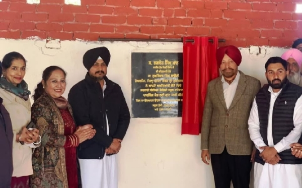 ਹਲਕਾ ਵਿਧਾਇਕ ਅਤੇ ਚੇਅਰਮੈਨ ਥਾਂਦੇਵਾਲਾ ਦੇ ਸਰਕਾਰੀ ਸਕੂਲ ਵਿਖੇ ਬਹੁਮੰਤਵੀ ਸ਼ੈੱਡ ਦਾ ਉਦਘਾਟਨ ਕਰਦੇ ਹੋਏ.