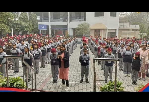 ਬਟਾਲਾ ਪੁਲਿਸ ਦੇ ਟ੍ਰੈਫਿਕ ਸਟਾਫ਼ ਵਿਦਿਆਰਥੀਆਂ ਨੂੰ ਆਵਾਜਾਈ ਨਿਯਮਾਂ ਬਾਰੇ ਜਾਣਕਾਰੀ ਦੇਣ ਮੌਕੇ.