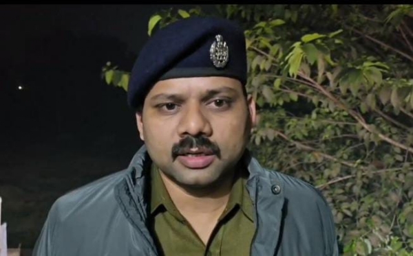 ਪ੍ਰਯਾਗਰਾਜ ਦੇ ਕਰਛਨਾ ਥਾਣਾ ਖੇਤਰ ਵਿੱਚ ਵਾਪਰੀ ਡਕੈਤੀ ਦੀ ਘਟਨਾ ਬਾਰੇ ਜਾਣਕਾਰੀ ਦਿੰਦੇ ਹੋਏ, ਯਮੁਨਾਨਗਰ ਦੇ ਡਿਪਟੀ ਕਮਿਸ਼ਨਰ ਆਫ਼ ਪੁਲਿਸ, ਵਿਵੇਕ ਚੰਦਰ ਯਾਦਵ ਦੀ ਤਸਵੀਰ। ਪ੍ਰਯਾਗਰਾਜ ਦੇ ਕਰਛਨਾ ਥਾਣਾ ਖੇਤਰ ਵਿੱਚ ਵਾਪਰੀ ਡਕੈਤੀ ਦੀ ਘਟਨਾ ਬਾਰੇ ਜਾਣਕਾਰੀ ਦਿੰਦੇ ਹੋਏ, ਯਮੁਨਾਨਗਰ ਦੇ ਡਿਪਟੀ ਕਮਿਸ਼ਨਰ ਆਫ਼ ਪੁਲਿਸ, ਵਿਵੇਕ ਚੰਦਰ ਯਾਦਵ ਦੀ ਤਸਵੀਰ।