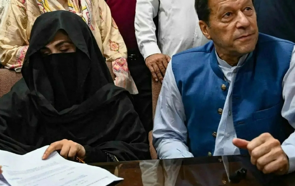 ਇਮਰਾਨ ਖਾਨ ਅਤੇ ਉਨ੍ਹਾਂ ਦੀ ਪਤਨੀ ਬੁਸ਼ਰਾ ਬੀਬੀ। ਫਾਈਲ ਫੋਟੋ