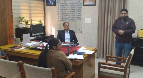 ਵਧੀਕ ਡਿਪਟੀ ਕਮਿਸ਼ਨਰ (ਪੇਂਡੂ ਵਿਕਾਸ) ਅਮਰਜੀਤ ਬੈਂਸ ਆਪਣੇ ਦਫਤਰ ਵਿਖੇ ਵੱਖ-ਵੱਖ ਵਿਭਾਗਾਂ ਦੇ ਅਧਿਕਾਰੀਆਂ ਨਾਲ ਮੀਟਿੰਗ ਦੌਰਾਨ।