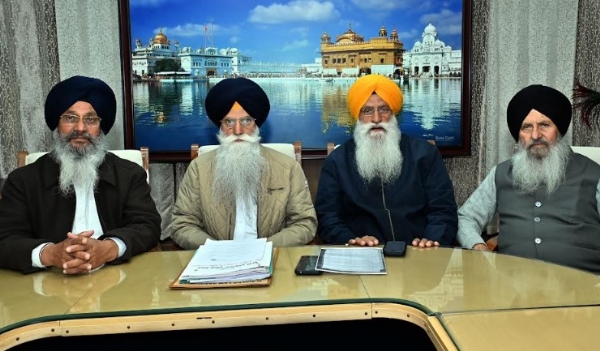 ਸ਼੍ਰੋਮਣੀ ਕਮੇਟੀ ਦੇ ਮੈਂਬਰ ਭਾਈ ਰਾਜਿੰਦਰ ਸਿੰਘ ਮਹਿਤਾ, ਐਡਵੋਕੇਟ ਭਗਵੰਤ ਸਿੰਘ ਸਿਆਲਕਾ, ਸੁਰਜੀਤ ਸਿੰਘ ਭਿੱਟੇਵੱਡ ਅਤੇ ਅਮਰਜੀਤ ਸਿੰਘ ਭਲਾਈਪੁਰ ਜਾਣਕਾਰੀ ਦਿੰਦੇ ਹੋਏ।