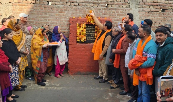 ਵਿਧਾਇਕ ਬੱਗਾ 49.50 ਲੱਖ ਦੀ ਲਾਗਤ ਵਾਲੇ ਸੀਵਰੇਜ ਪ੍ਰੋਜੈਕਟ ਦਾ ਉਦਘਾਟਨ ਕਰਦੇ ਹੋਏ।