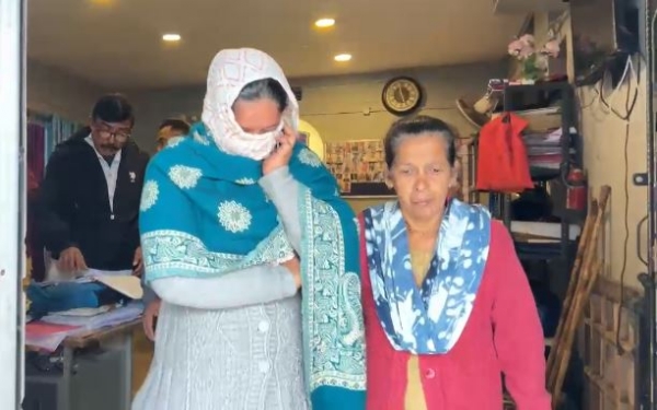 ਗ੍ਰਿਫ਼ਤਾਰ ਔਰਤ ਨੂੰ ਲਿਜਾਂਦੀ ਹੋਈ ਪੁਲਿਸ।