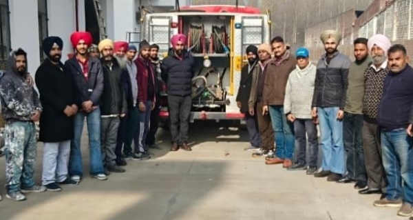 ਸਟੇਸ਼ਨ ਇੰਚਾਰਜ ਨੀਰਜ ਸ਼ਰਮਾਂ ਸਾਰੇ ਸਟਾਫ ਨੂੰ ਜਾਣਕਾਰੀ ਦੇਂਦੇ ਹੋਏ।