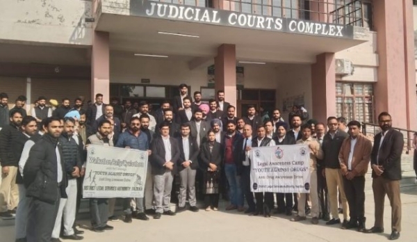 ਜ਼ਿਲ੍ਹਾ ਕਾਨੂੰਨੀ ਸੇਵਾਵਾਂ ਅਥਾਰਟੀ ਫਾਜ਼ਿਲਕਾ ਵੱਲੋਂ ਆਯੋਜਿਤ ਐਂਟੀ ਡਰੱਗ ਅਵੇਰਨੈਸ ਡਰਾਈਵ ਮੁਹਿੰਮ ਤਹਿਤ ਜਾਗਰੂਕਤਾ ਰੈਲੀ ਦਾ ਦ੍ਰਿਸ਼।
