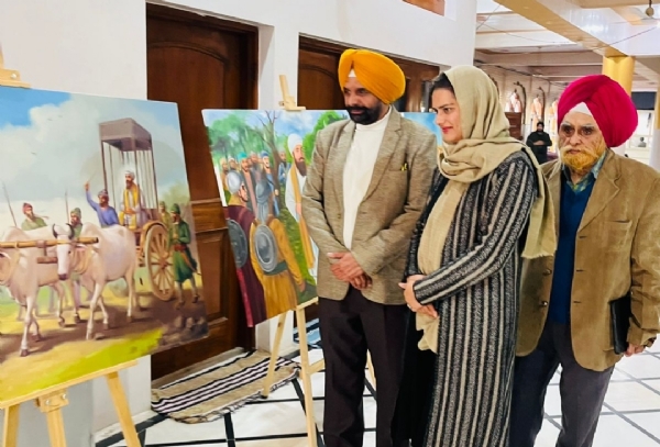 ਗੁਰੂ ਤੇਗ ਬਹਾਦਰ ਸਾਹਿਬ ਦੇ ਜੀਵਨ ਕਾਲ ਨੂੰ ਸਮਰਪਿਤ ਚਿਤਰ ਪ੍ਰਦਰਸ਼ਨੀ ਨੂੰ ਦੇਖਦੇ ਹੋਏ ਵਧੀਕ ਡਿਪਟੀ ਕਮਿਸ਼ਨਰ ਸੋਨਮ ਚੌਧਰੀ, ਨਾਲ ਪ੍ਰੋ ਗੁਰਬਖਸ਼ੀਸ਼ ਸਿੰਘ ਅਨਟਾਲ ਅਤੇ ਗੁਰਪ੍ਰੀਤ ਸਿੰਘ ਨਾਮਧਾਰੀ।