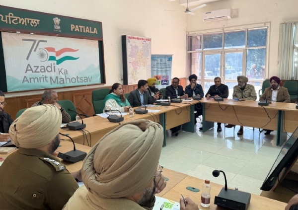 ਪਟਿਆਲਾ ਵਿਖੇ ਹਿੱਟ ਐਂਡ ਰੰਨ ਕੇਸਾਂ ਦੇ ਪੀੜਤਾਂ ਨੂੰ ਮੁਆਵਜ਼ਾ ਤੇਜੀ ਨਾਲ ਦਿਵਾਉਣ ਲਈ ਟ੍ਰੇਨਿੰਗ ਦਿੰਦੇ ਹੋਏ ਸਾਬਕਾ ਪੀ.ਸੀ.ਐਸ ਅਧਿਕਾਰੀ ਪਰਮਜੀਤ ਸਿੰਘ। ਉਨ੍ਹਾਂ ਦੇ ਨਾਲ ਵਧੀਕ ਡਿਪਟੀ ਕਮਿਸ਼ਨਰ (ਜ) ਸਿਮਰਪ੍ਰੀਤ ਕੌਰ ਤੇ ਆਰਟੀਓ ਬਬਨਦੀਪ ਸਿੰਘ ਵਾਲੀਆ ਸਮੇਤ ਹੋਰ ਅਧਿਕਾਰੀ ਵੀ ਨਜ਼ਰ ਆ ਰਹੇ ਹਨ।