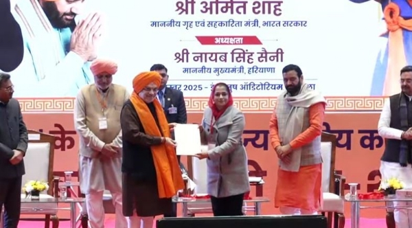 ਦੰਗਾ ਪੀੜ੍ਹਤਾਂ ਨੂੰ ਨੌਕਰੀ ਲਈ ਨਿਯਕਤੀ ਪੱਤਰ ਦਿੰਦੇ ਹੋਈ ਅਮਿਤ ਸ਼ਾਹ।