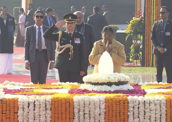 ਰਾਸ਼ਟਰਪਤੀ ਦ੍ਰੋਪਦੀ ਮੁਰਮੂ ਨਵੀਂ ਦਿੱਲੀ ਵਿਖੇ ਸਦੈਵ ਅਟਲ ਸਮਾਰਕ ਵਿਖੇ ਸਾਬਕਾ ਪ੍ਰਧਾਨ ਮੰਤਰੀ ਅਟਲ ਬਿਹਾਰੀ ਵਾਜਪਾਈ ਨੂੰ ਸ਼ਰਧਾ ਦੇ ਫੁੱਲ ਭੇਟ ਕਰਦੇ ਹੋਏ।