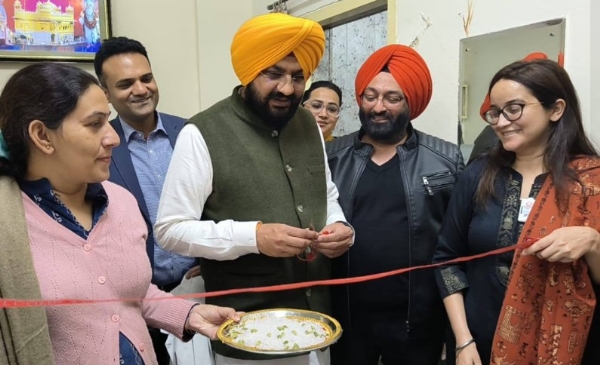 ਸਿਵਲ ਹਸਪਤਾਲ ਖੰਨਾ ਲਈ ਨਵੀਂ ਕੰਪਿਊਟਰ ਰੇਡੀਓਗ੍ਰਾਫੀ ਮਸ਼ੀਨ ਦਾ ਮੰਤਰੀ ਤਰੁਨਪ੍ਰੀਤ ਸਿੰਘ ਸੌਂਦ ਉਦਘਾਟਨ ਕਰਦੇ ਹੋਏ।