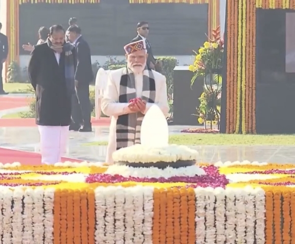 ਪ੍ਰਧਾਨ ਮੰਤਰੀ ਨਰਿੰਦਰ ਮੋਦੀ ਨੇ ਨਵੀਂ ਦਿੱਲੀ ਦੇ ਸਦੈਵ ਅਟਲ ਸਮਾਰਕ ਵਿਖੇ ਸਾਬਕਾ ਪ੍ਰਧਾਨ ਮੰਤਰੀ ਅਟਲ ਬਿਹਾਰੀ ਵਾਜਪਾਈ ਨੂੰ ਸ਼ਰਧਾ ਦੇ ਫੁੱਲ ਭੇਟ ਕੀਤੇ।