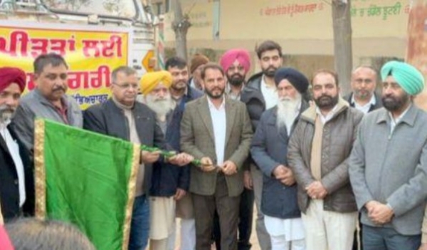 ਡਿਪਟੀ ਕਮਿਸ਼ਨਰ ਹੜ੍ਹ ਪੀੜਤਾਂ ਲਈ ਮਾਲਵਾ ਹੈਰੀਟੇਜ ਤੇ ਸੱਭਿਆਚਾਰਕ ਫਾਊਂਡੇਸ਼ਨ ਦਾ ਟਰੱਕ ਰਵਾਨਾ ਕਰਨ ਮੌਕੇ।