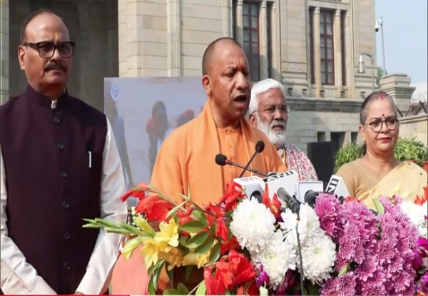 ਮੁੱਖ ਮੰਤਰੀ ਯੋਗੀ ਆਦਿੱਤਿਆਨਾਥ ਉਪ ਮੁੱਖ ਮੰਤਰੀ ਬ੍ਰਜੇਸ਼ ਪਾਠਕ ਅਤੇ ਹੋਰਾਂ ਨਾਲ ਪੱਤਰਕਾਰਾਂ ਨਾਲ ਗੱਲਬਾਤ ਕਰਦੇ ਹੋਏ।