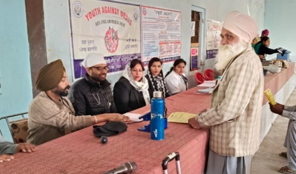 ਯੂਥ ਅਗੇਂਸਟ ਡਰੱਗਜ ਐਂਟੀ ਡਰੱਗਜ ਅਵੇਰਨੈੱਸ ਡਰਾਈਵ” ਤਹਿਤ ਜ਼ਿਲ੍ਹਾ ਕਾਨੂੰਨੀ ਸੇਵਾਵਾਂ ਅਥਾਰਟੀ ਵੱਲੋਂ ਪਿੰਡ ਰੌਂਤਾ ਵਿਖੇ ਲਗਾਏ ਮੈਡੀਕਲ ਕੈਂਪ ਦਾ ਦ੍ਰਿਸ਼।