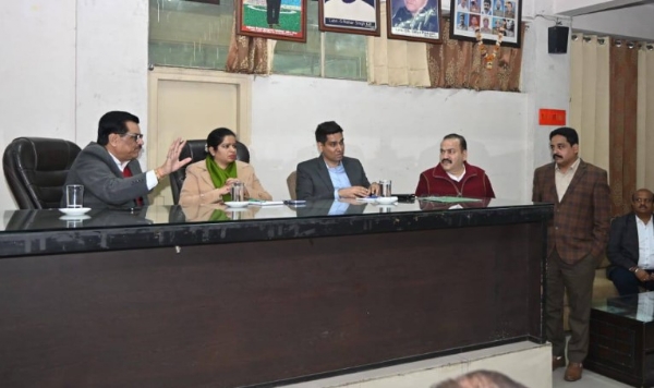 ਮੇਅਰ ਪ੍ਰਿੰਸੀਪਲ ਇੰਦਰਜੀਤ ਕੌਰ, ਲੁਧਿਆਣਾ ਉੱਤਰੀ ਦੇ ਵਿਧਾਇਕ ਮਦਨ ਲਾਲ ਬੱਗਾ ਅਤੇ ਨਗਰ ਨਿਗਮ ਕਮਿਸ਼ਨਰ ਆਦਿਤਿਆ ਡੇਚਲਵਾਲ ਨਗਰ ਨਿਗਮ ਜ਼ੋਨ ਏ ਦਫ਼ਤਰ ਵਿਖੇ ਕੌਂਸਲਰਾਂ ਨਾਲ ਮੀਟਿੰਗ  ਦੌਰਾਨ।