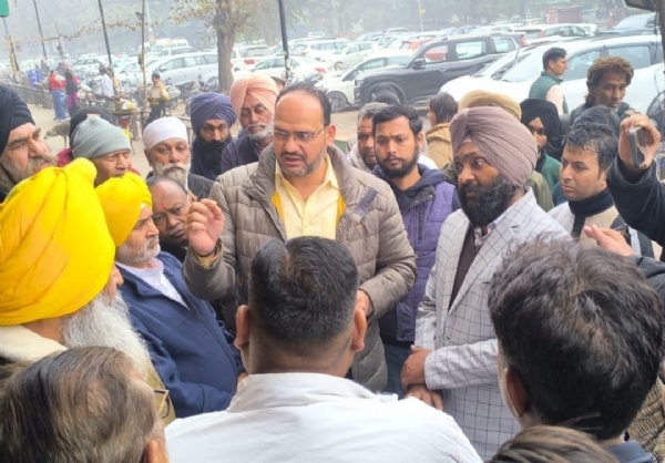 ਅਣਅਧਿਕਾਰਤ ਰੇਹੜੀਆਂ–ਫੜੀਆਂ ਵਾਲਿਆਂ ਵਿਰੁੱਧ ਧਰਨਾ ਦੇ ਰਹੇ ਦੁਕਾਨਦਾਰਾਂ ਨਾਲ ਮੁਲਾਕਾਤ ਦੌਰਾਨ ਵਨੀਤ ਵਰਮਾ