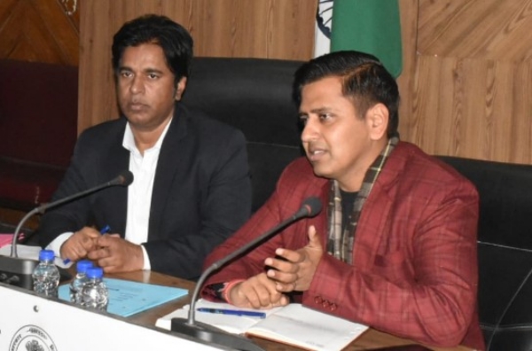 ਡਿਪਟੀ ਕਮਿਸ਼ਨਰ ਜਲੰਧਰ ਅਧਿਕਾਰੀਆ ਨਾਲ ਮੀਟਿੰਗ ਦੌਰਾਨ।